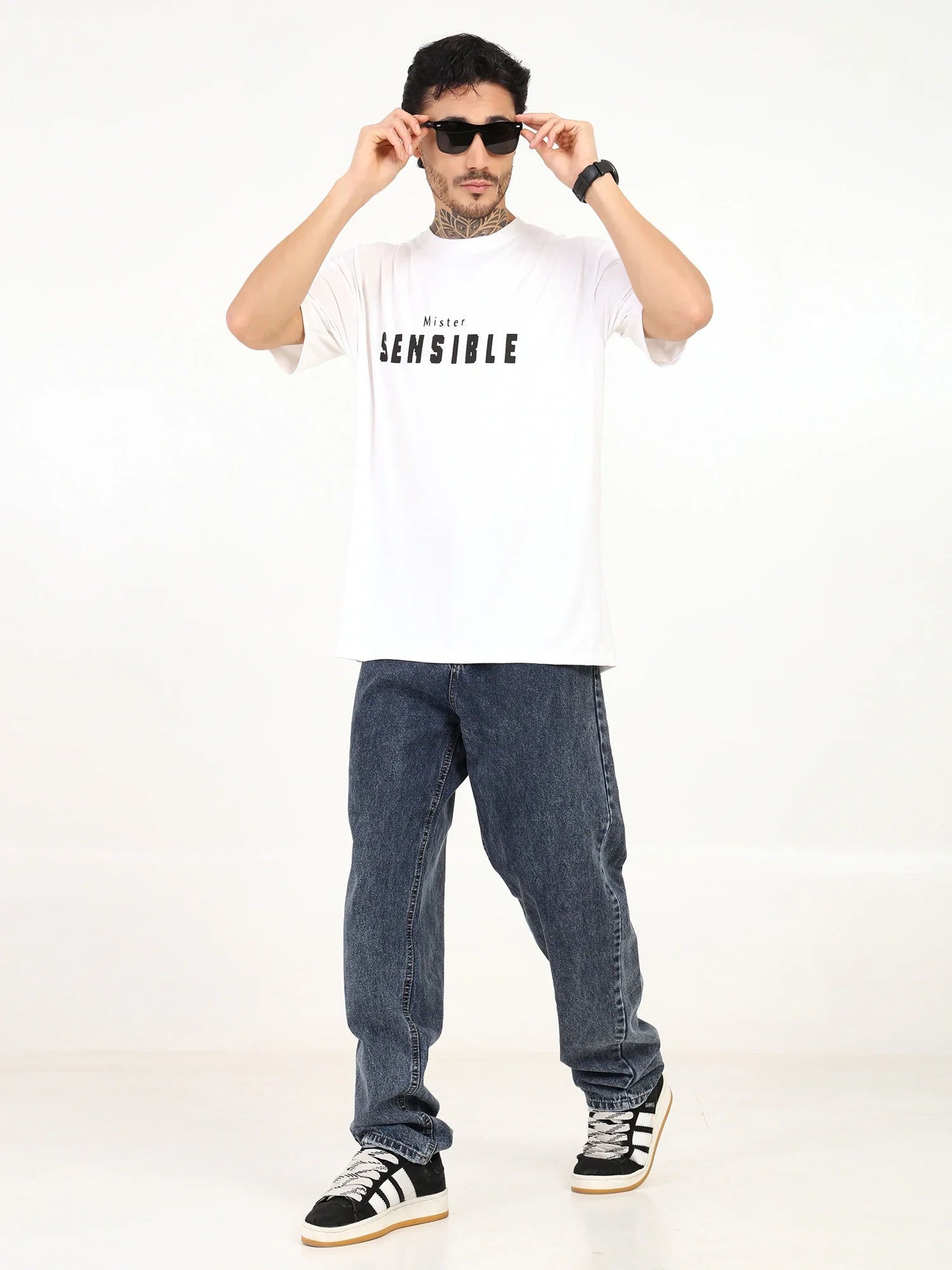 Men's oversized white bamboo T-shirt with stylish sunglasses, perfect for trendsetters and streetwear enthusiasts.