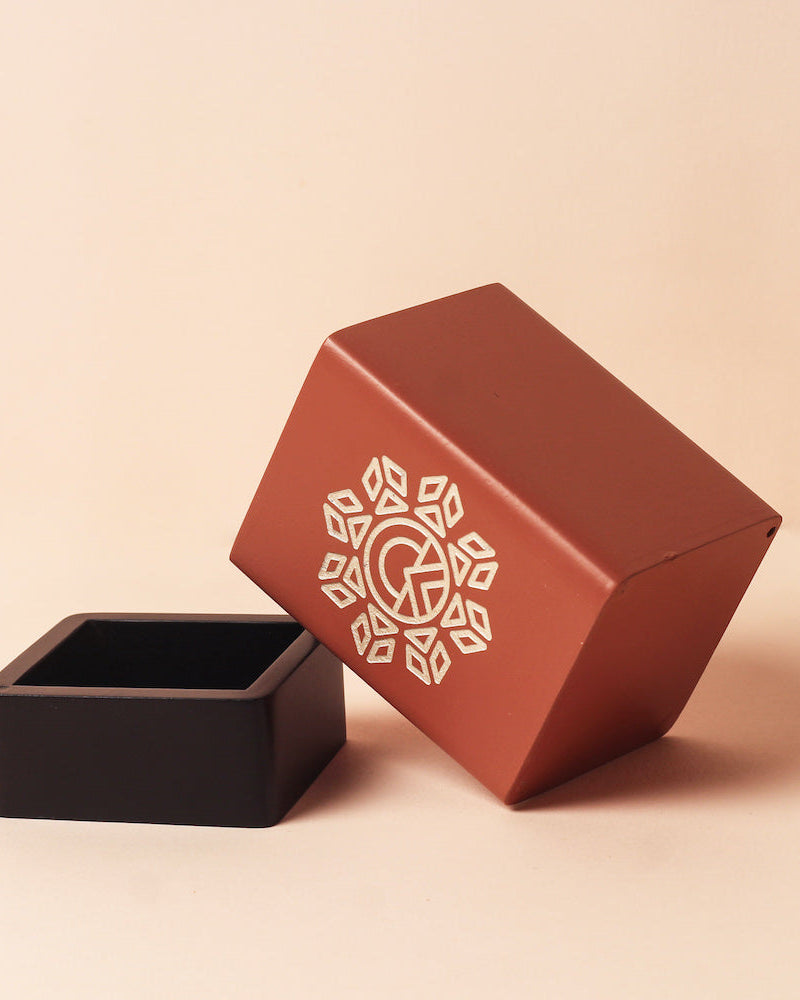 With this amber pen stand keep your pens and pencils organized.